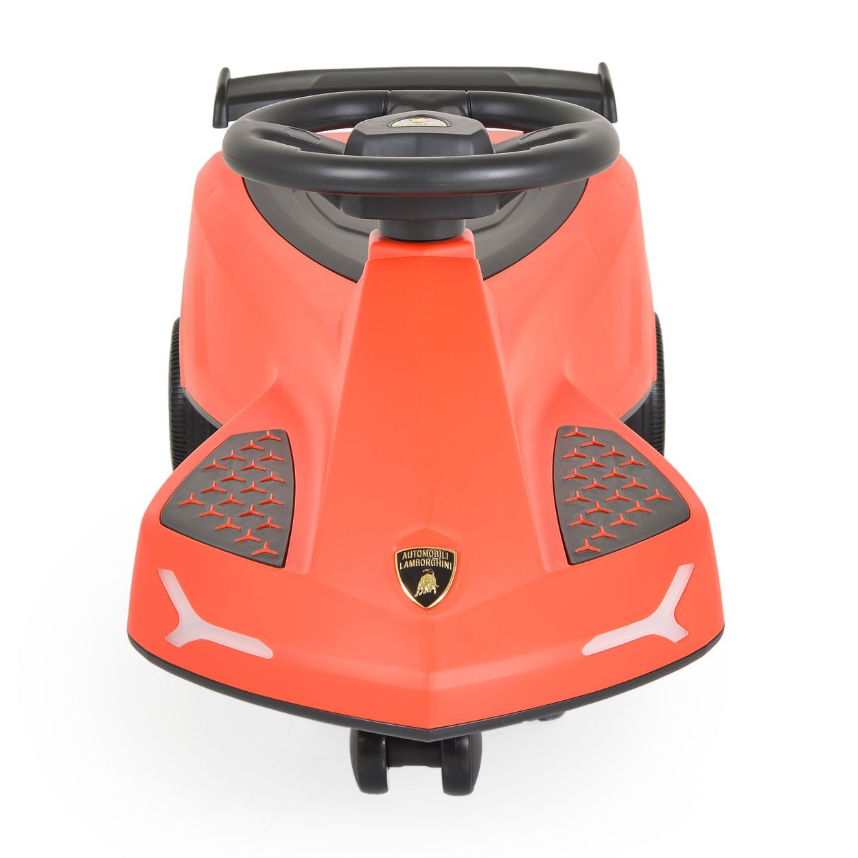 Ein orangefarbenes Spielzeugauto mit schwarzem Spoiler auf weißem Hintergrund.