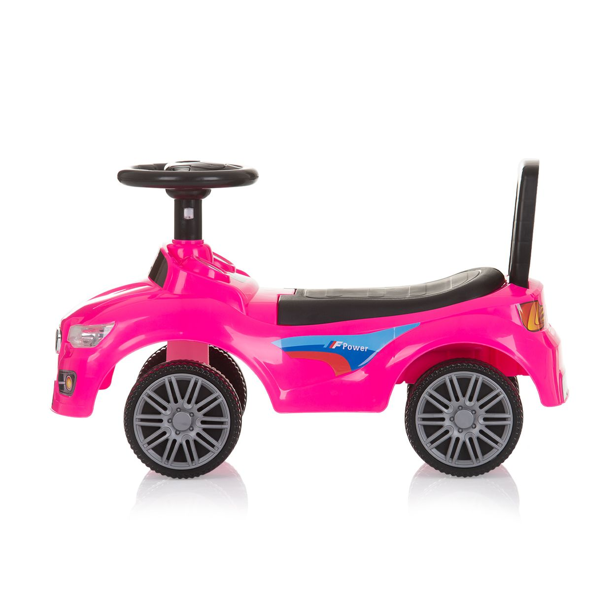 Un coche de juguete rosa con volante y asiento negros. Tiene cuatro ruedas grises y un asa en la parte trasera.