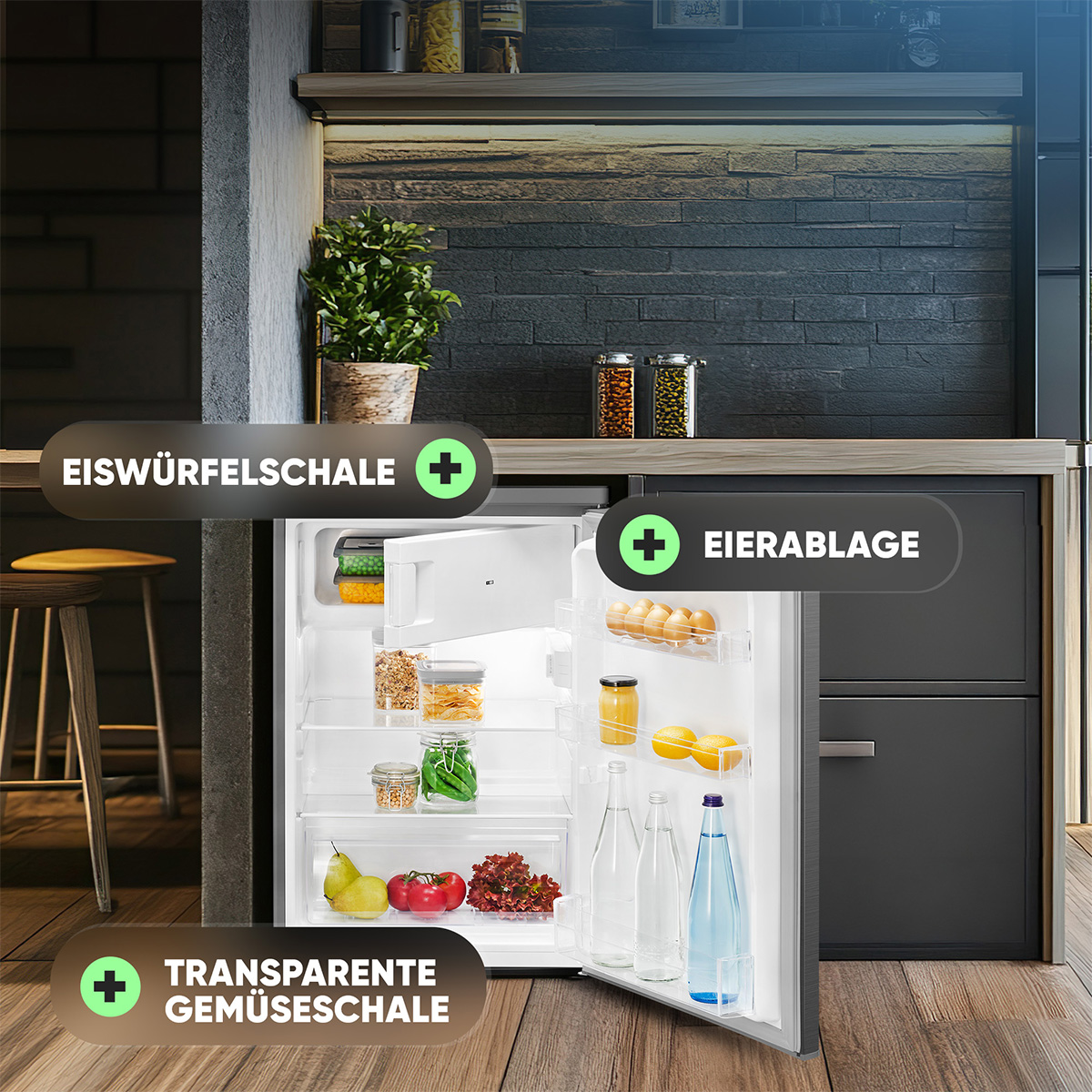 Offener Kühlschrank mit Lebensmitteln. Beschriftungen: Eiswürfelschale, Eierablage, Gemüseschale.