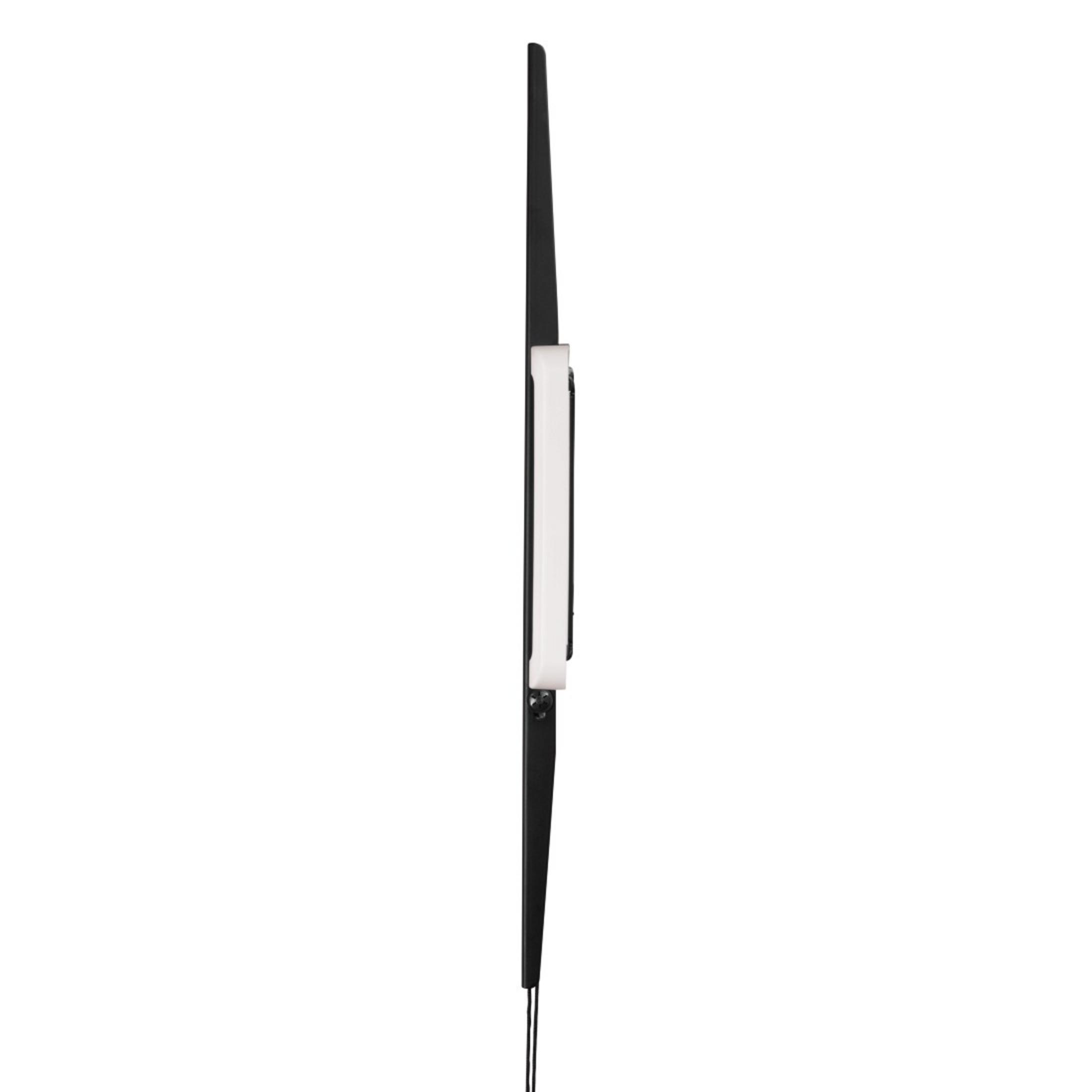Un fin câble de télévision noir et blanc. Il est isolé sur fond blanc.