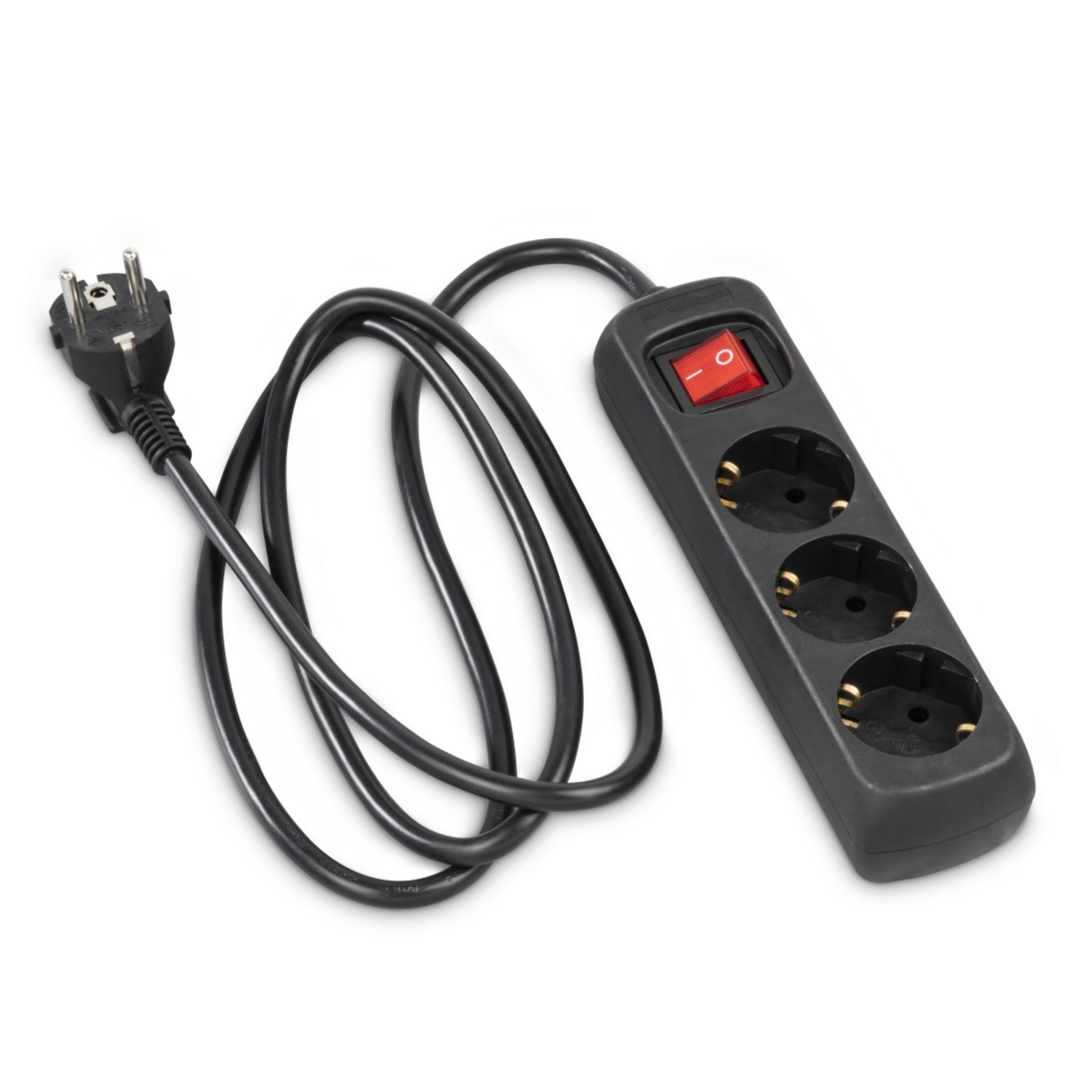 Eine schwarze Steckdosenleiste mit drei Steckdosen, einem roten Ein-/Ausschalter und einem schwarzen Netzkabel.