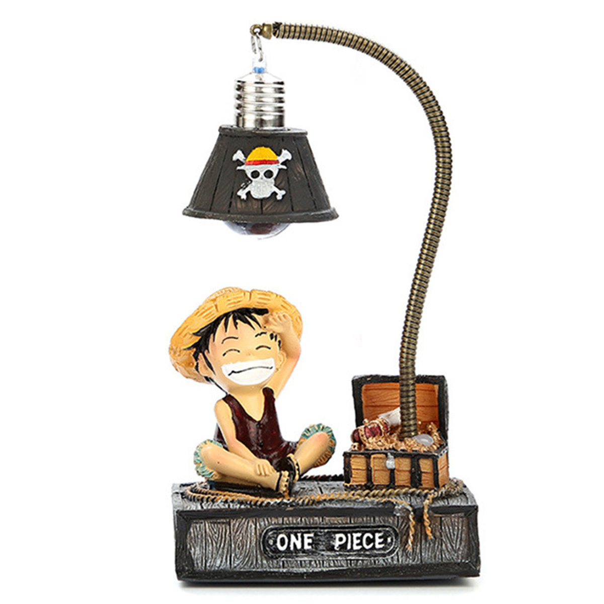 One Piece-Themenlampe mit Luffy-Figur. Die Lampe hat einen Piratenschädel und eine Schatztruhe.