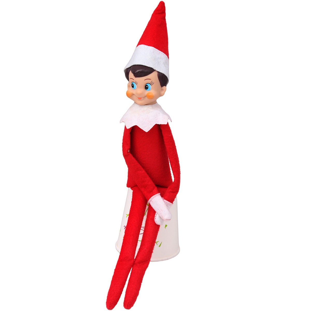 Eine Weihnachtselfenpuppe sitzt auf einem Becher. Sie trägt ein rotes Outfit und einen weißen Hut.