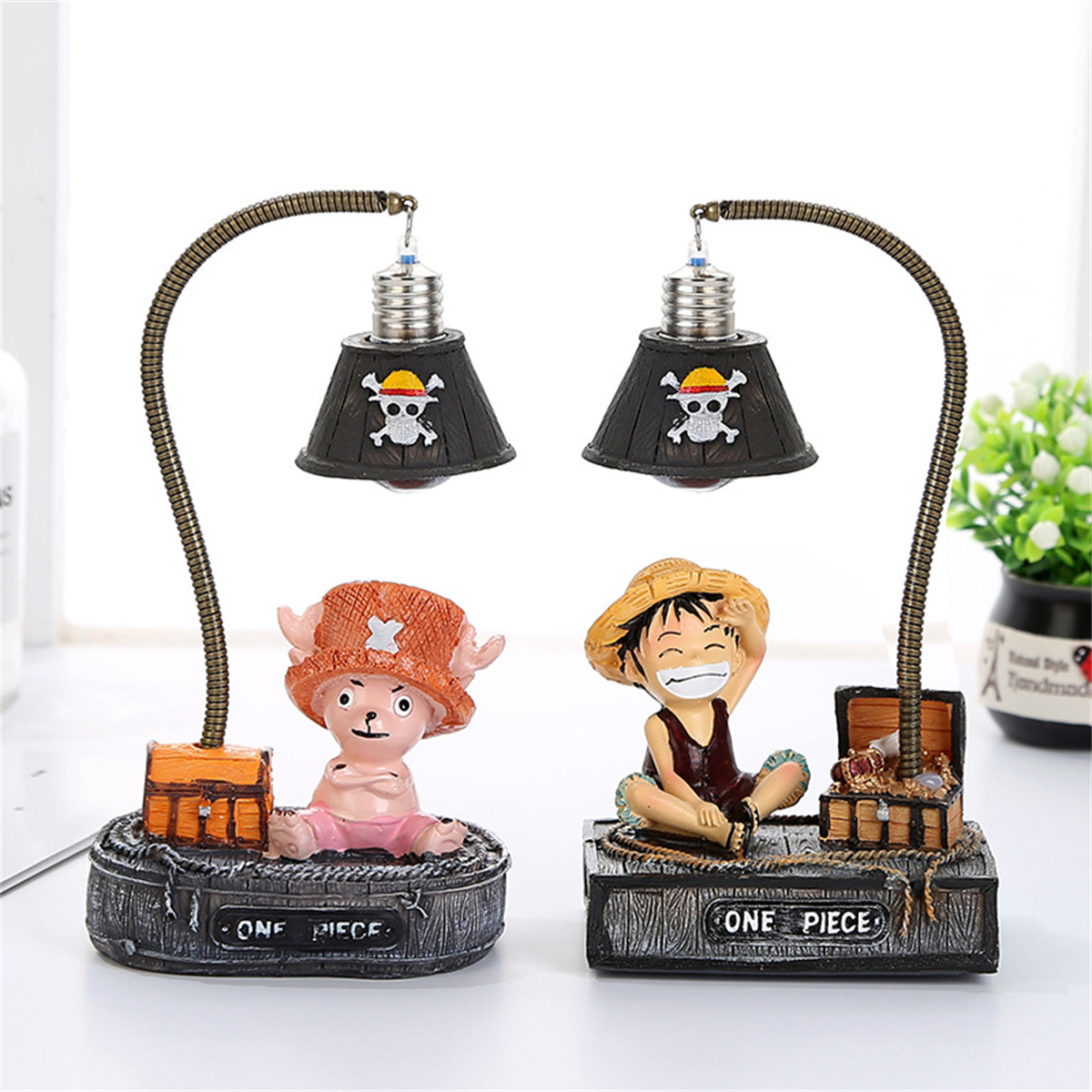 Zwei Lampen mit Anime-Figuren. One Piece-Thema. Auf Holzsockel.