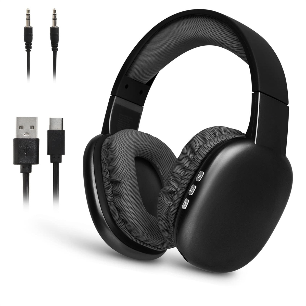 Schwarze Kopfhörer mit Ladekabeln. USB- und USB-C-Kabel. Die Kopfhörer sind auf weißem Hintergrund.