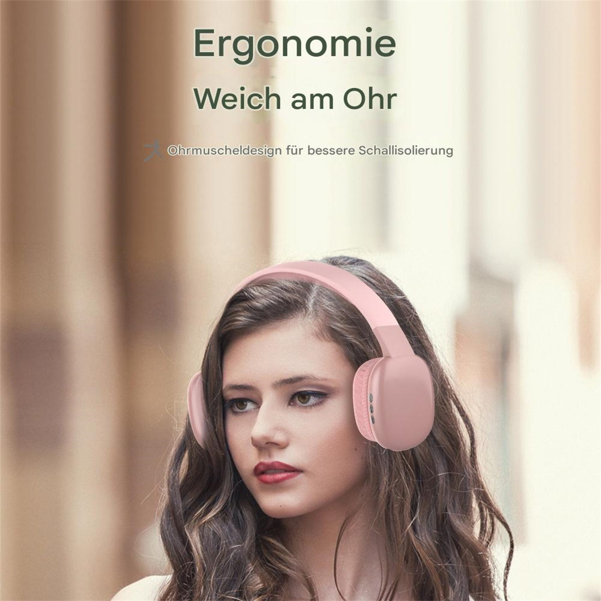 Frau mit rosa Kopfhörern. Text auf Deutsch: Ergonomie, weich am Ohr. Verschwommener Hintergrund.