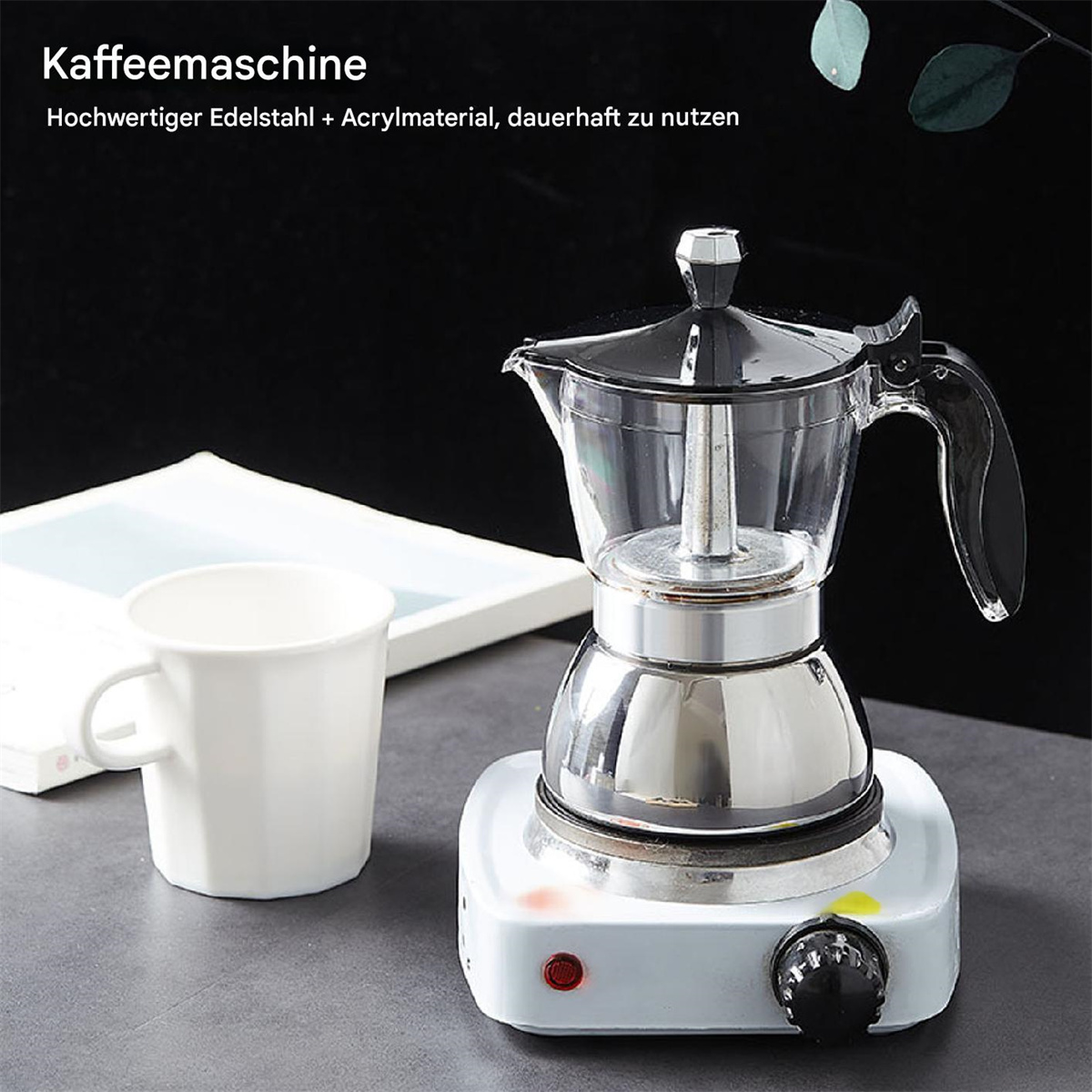 Ein weißer Kaffeezubereiter mit Glasaufsatz und schwarzem Griff auf weißer Oberfläche.