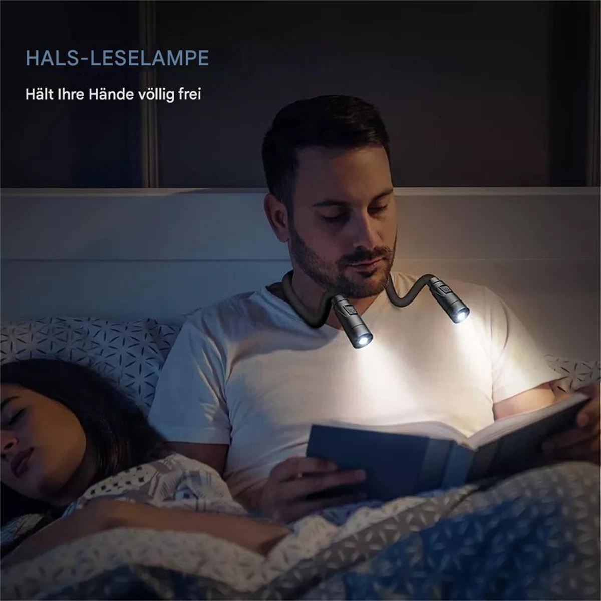 Mann liest im Bett mit Nackenlicht. Frau schläft. Text: 'HALS-LESELAMPE' und 'Hält Ihre Hände völlig frei'.