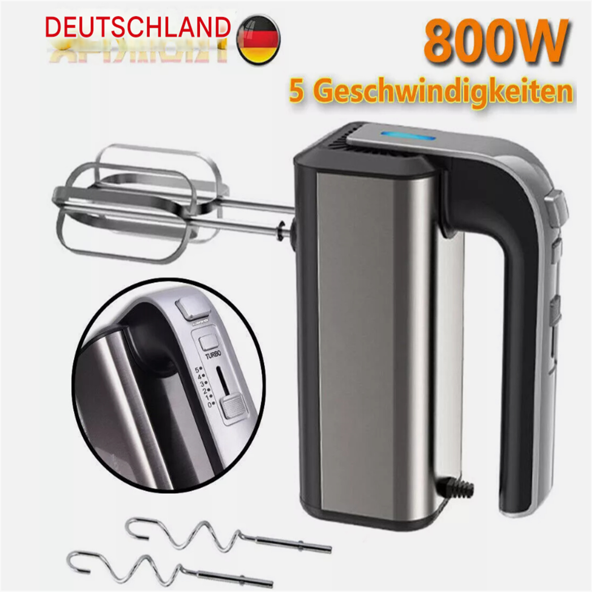 Ein silber-schwarzer Handmixer mit Aufsätzen. Zeigt "800W" und "5 Geschwindigkeiten". Nahaufnahme der Bedienelemente.