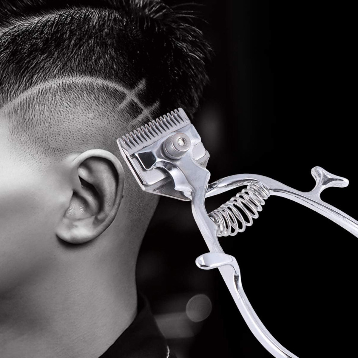 Nahaufnahme eines Haarschnitts eines Mannes, die Haarschneidemaschine wird zum Rasieren der Haare verwendet.
