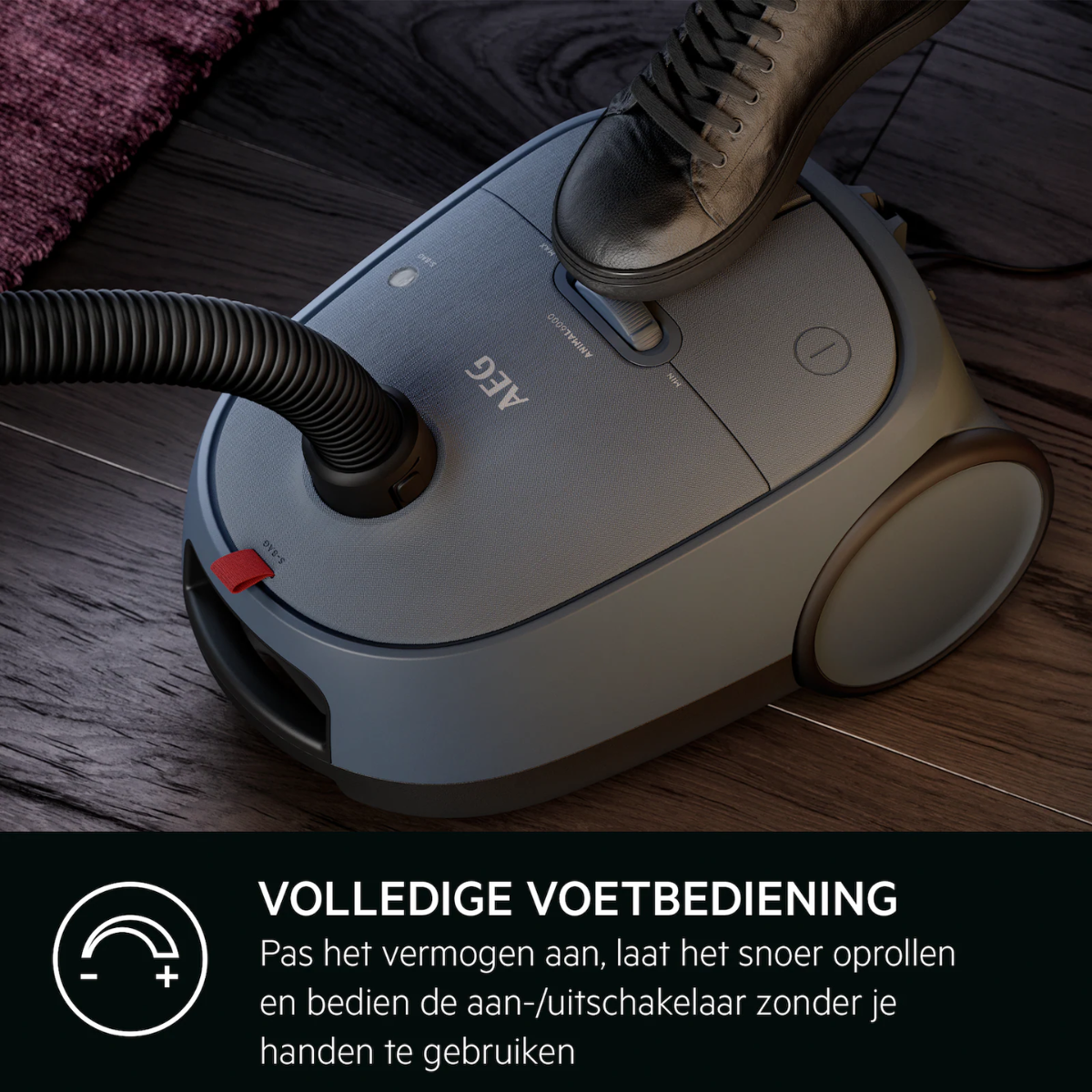 Stofzuiger met een voet op de aan/uit-knop. Tekst: VOLLLEDIGE VOETBEDIENING.