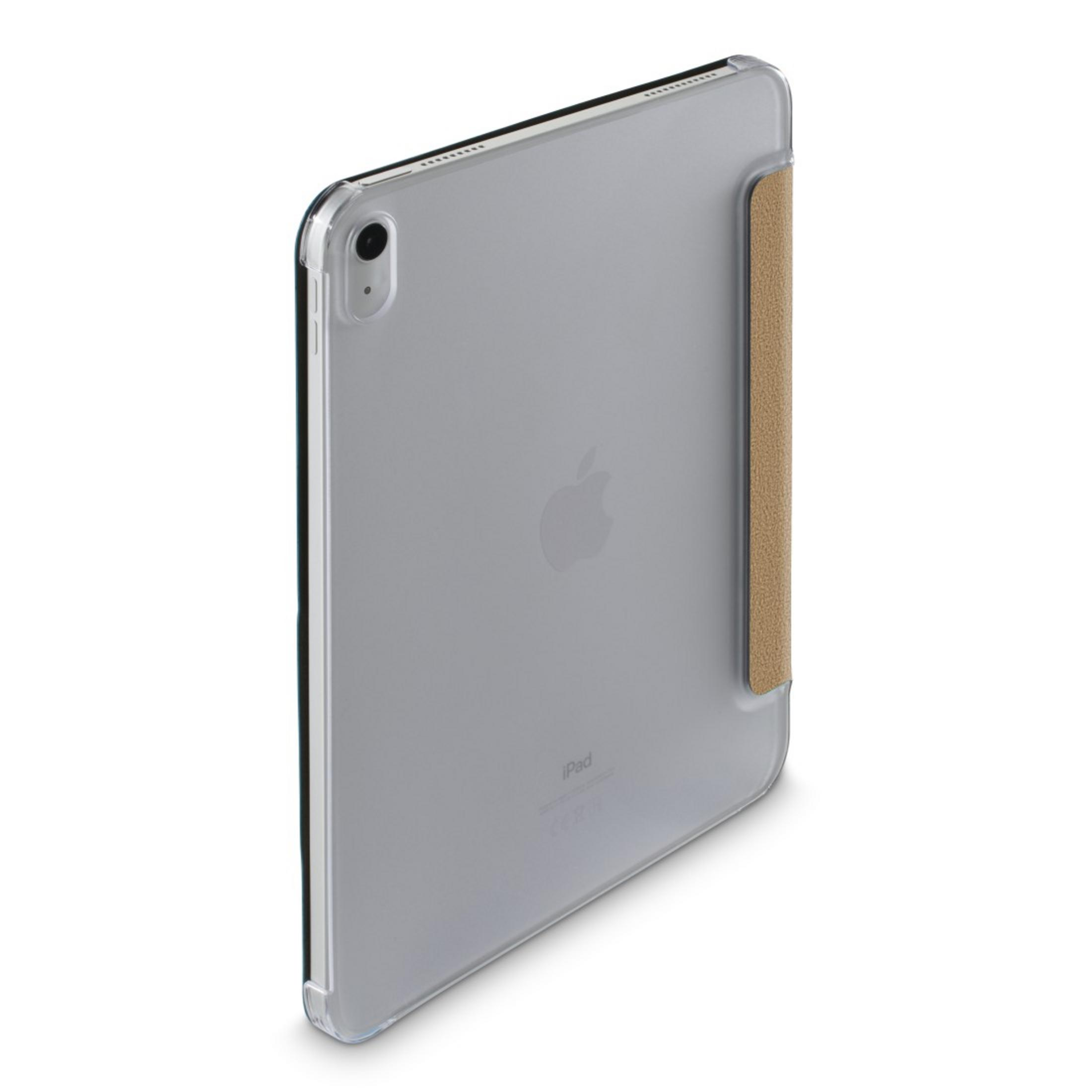 Ein iPad in einer transparenten Hülle mit beigem Cover. Das Apple-Logo ist sichtbar. Das iPad liegt auf weißem Untergrund.