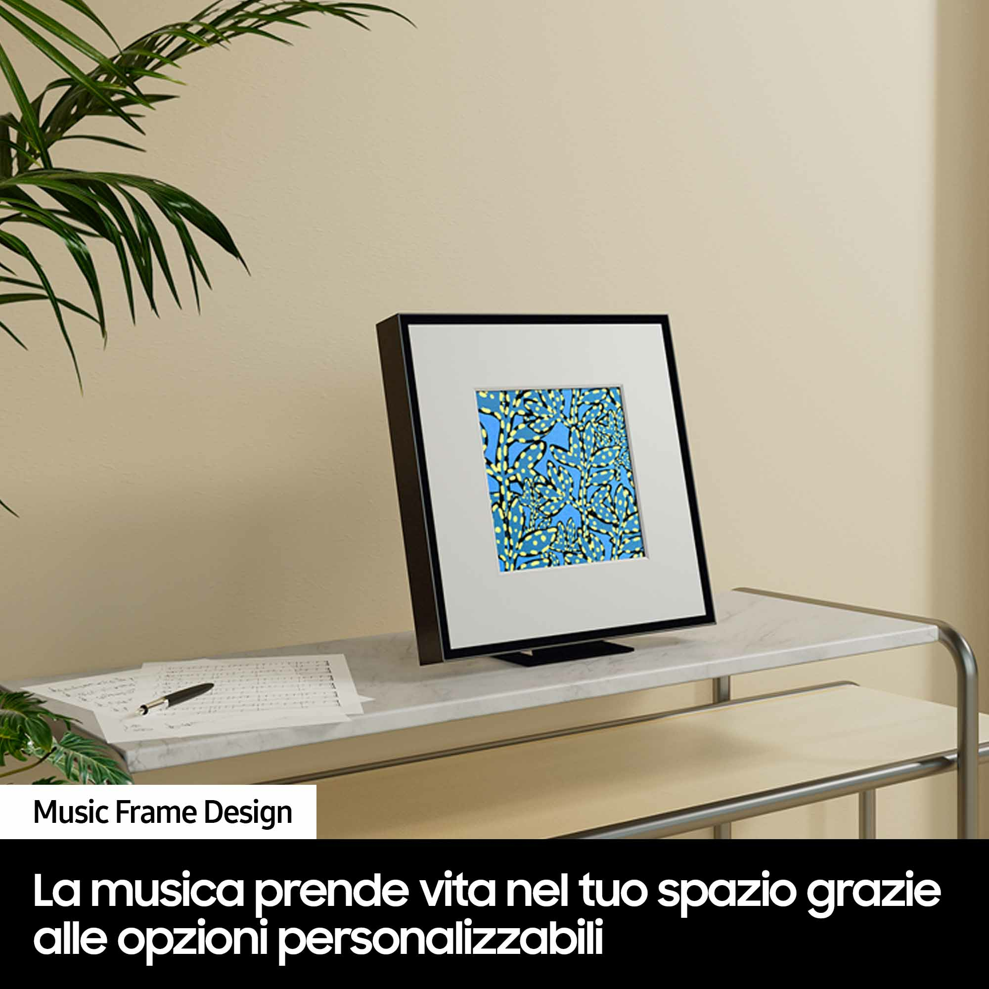 Oprawione dzieło sztuki na półce z notatnikiem i długopisem z przodu. Tekst: Music Frame Design.