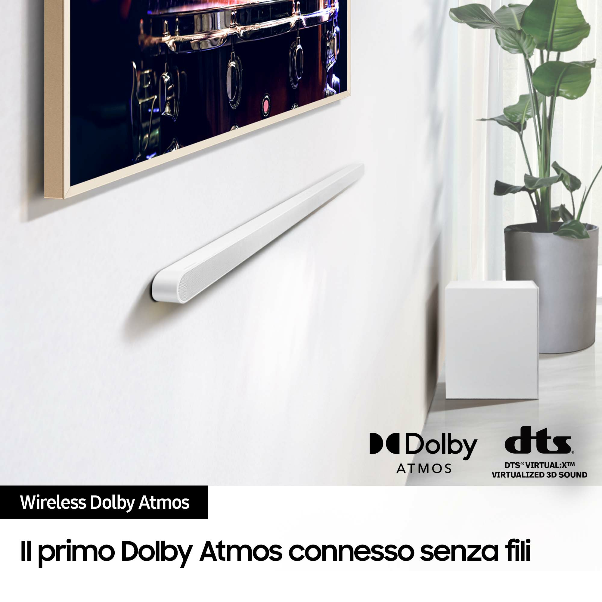 Biały soundbar zamontowany na białej ścianie, pod telewizorem, z logo Dolby Atmos.