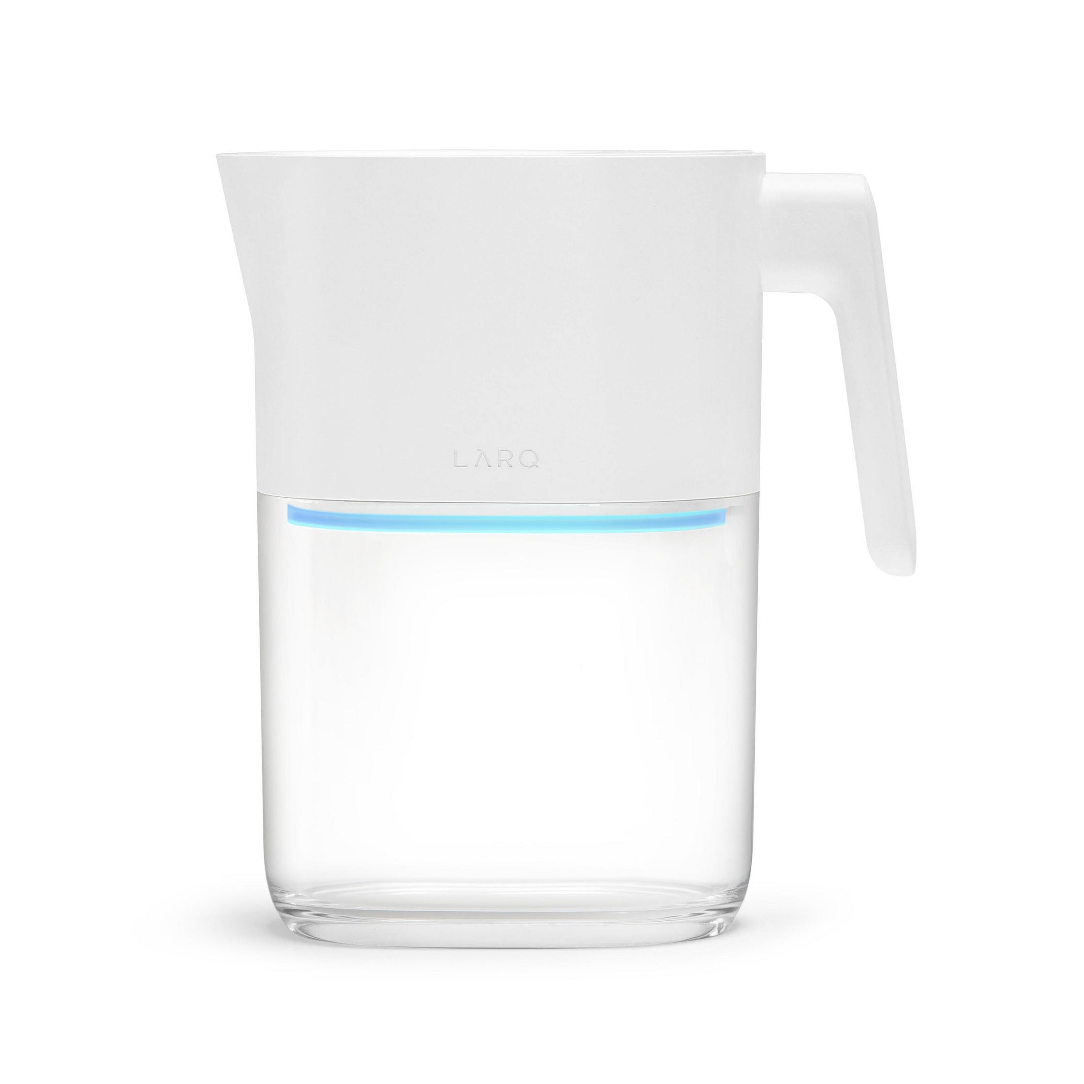Brocca d'acqua bianca con manico. Base in vetro trasparente. Luce blu.