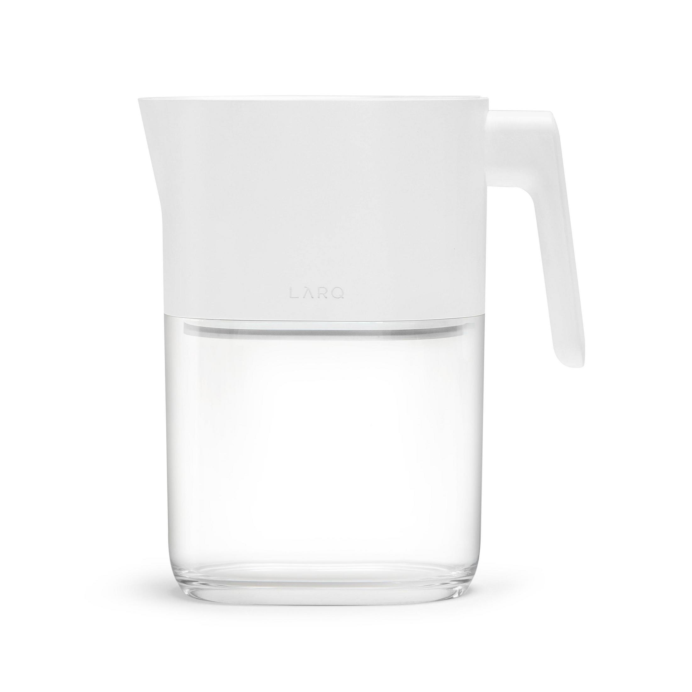 Brocca d'acqua bianca con manico. LARQ è stampato sul lato. Base trasparente.