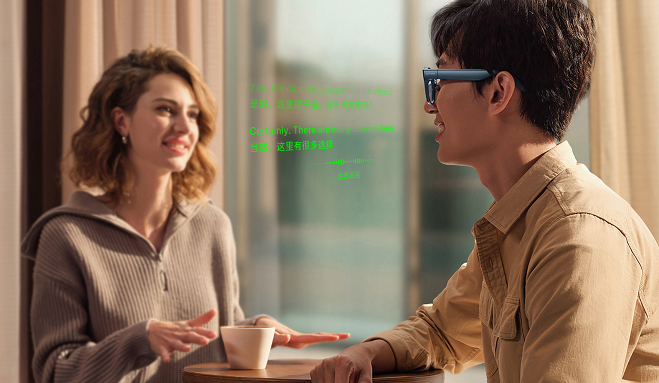 Ein Mann mit Smartglasses spricht mit einer Frau. Text erscheint auf der Brille.