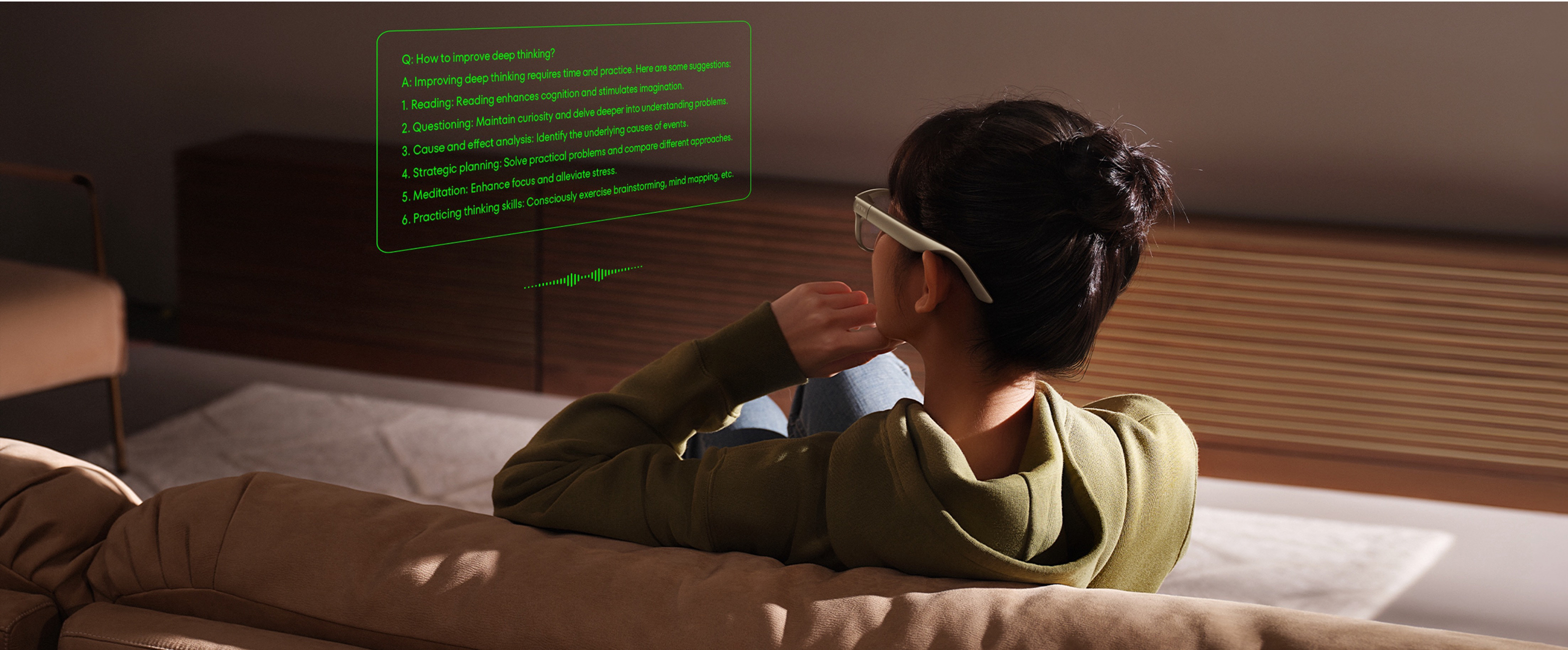 Eine Frau mit AR-Brille. Ein Bildschirm projiziert Text über tiefes Denken.