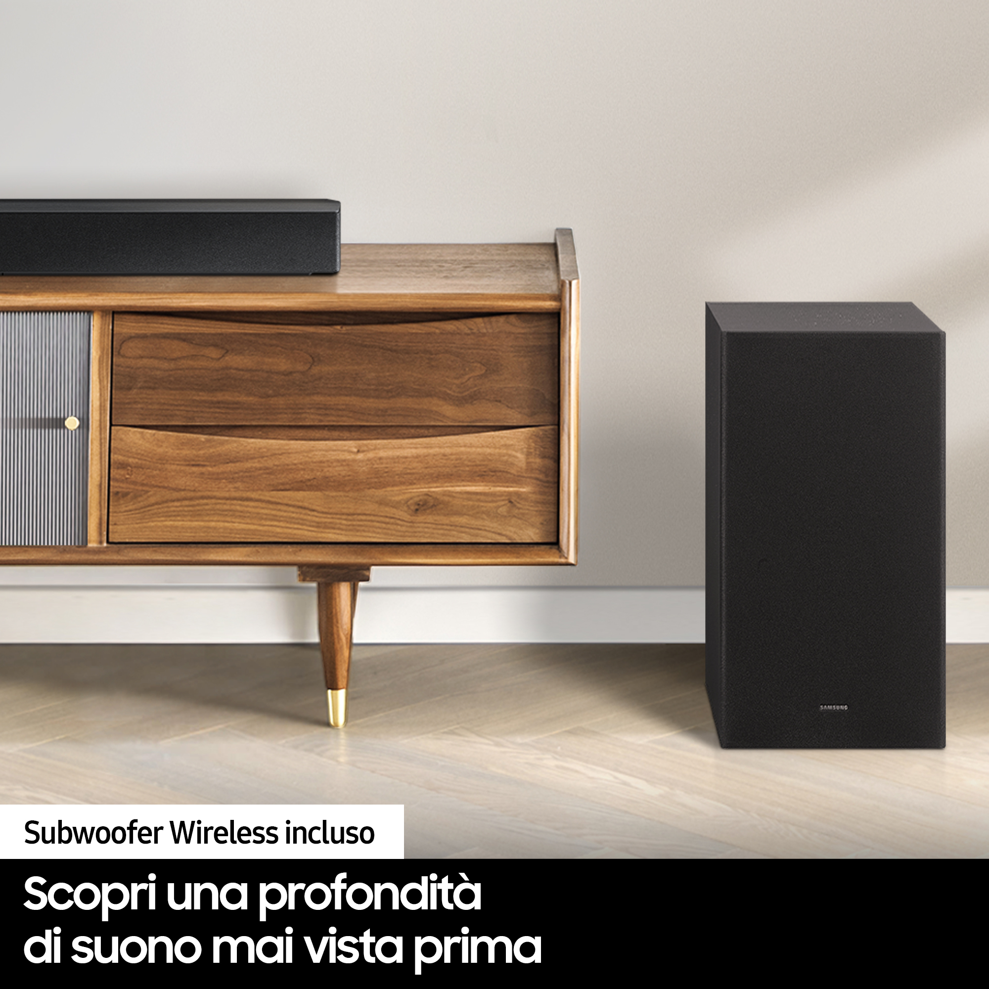 Una barra de sonido negra sobre un armario de madera, un subwoofer negro a la derecha.