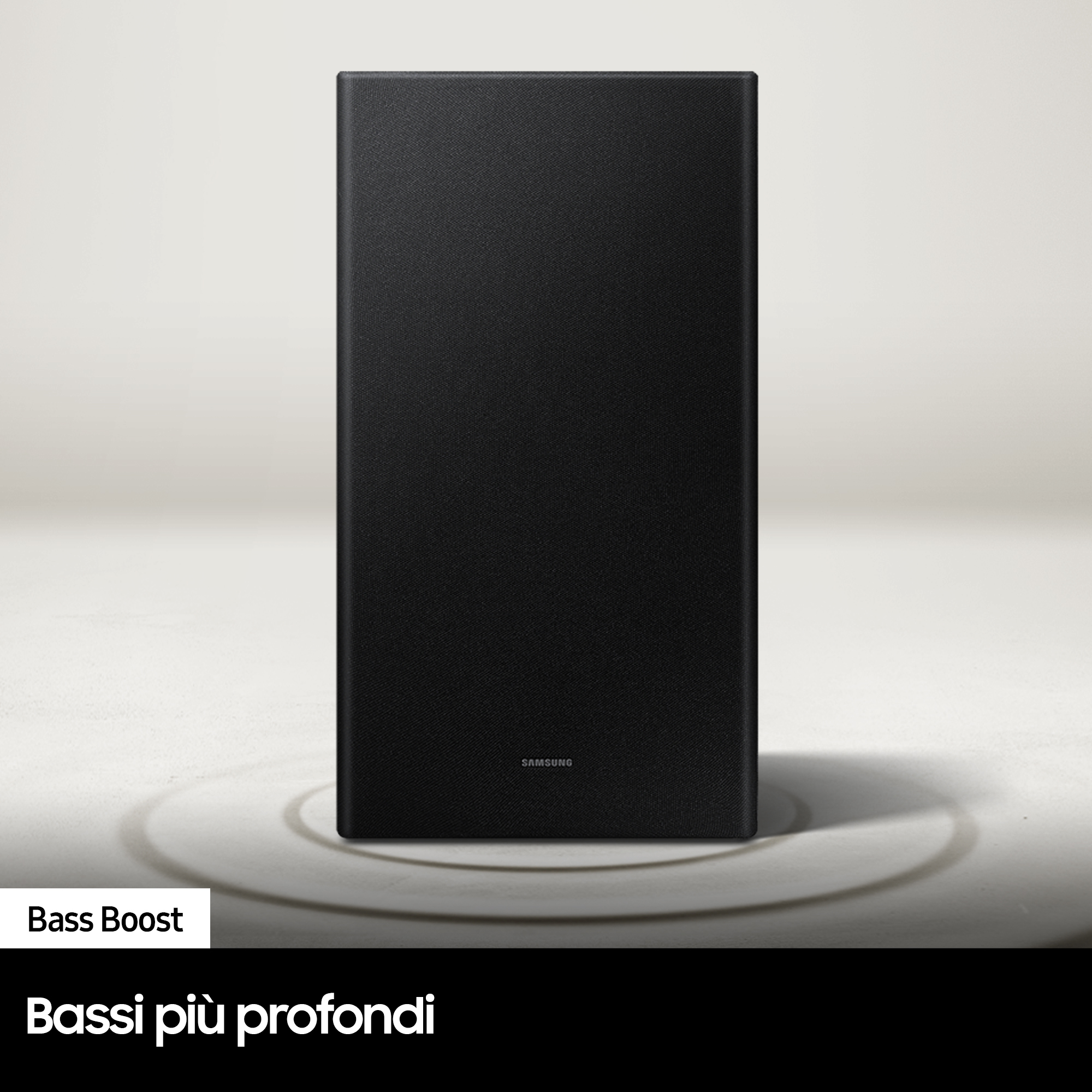 Subwoofer Samsung negro con texto Bass Boost, con fondo blanco.