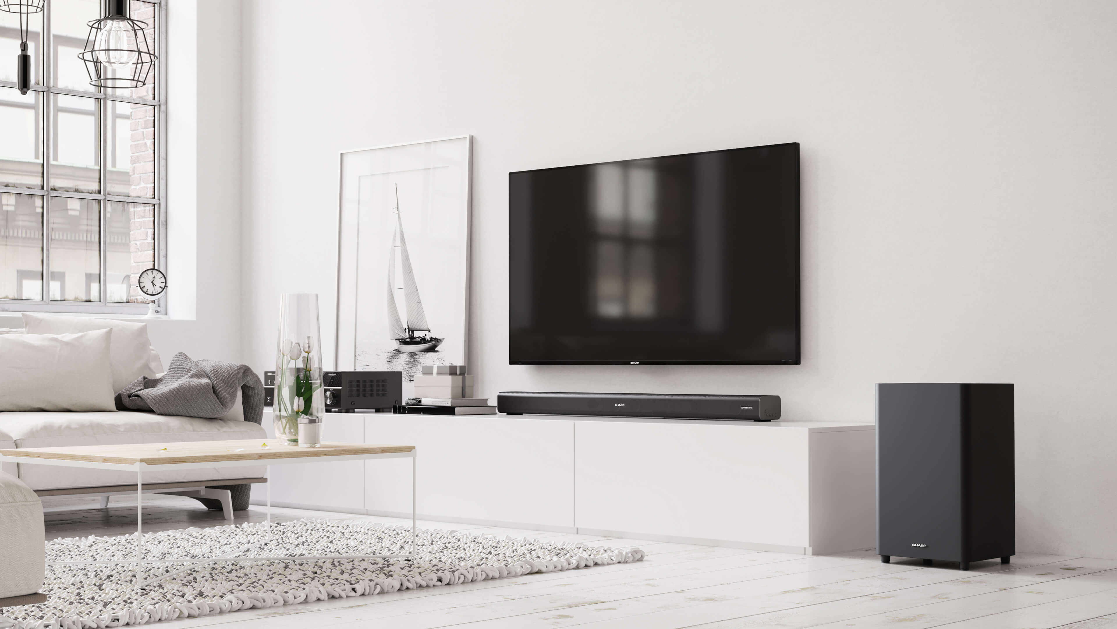 Ein Wohnzimmer mit Fernseher, Soundbar und Subwoofer.