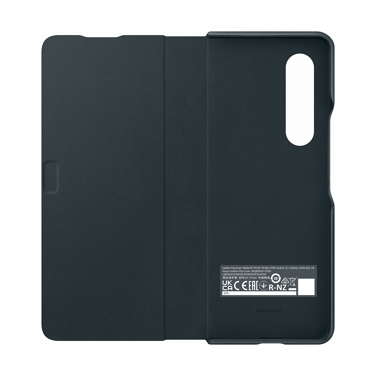 Una funda de teléfono azul oscuro, abierta, con etiquetas y un sello Hecho en China.