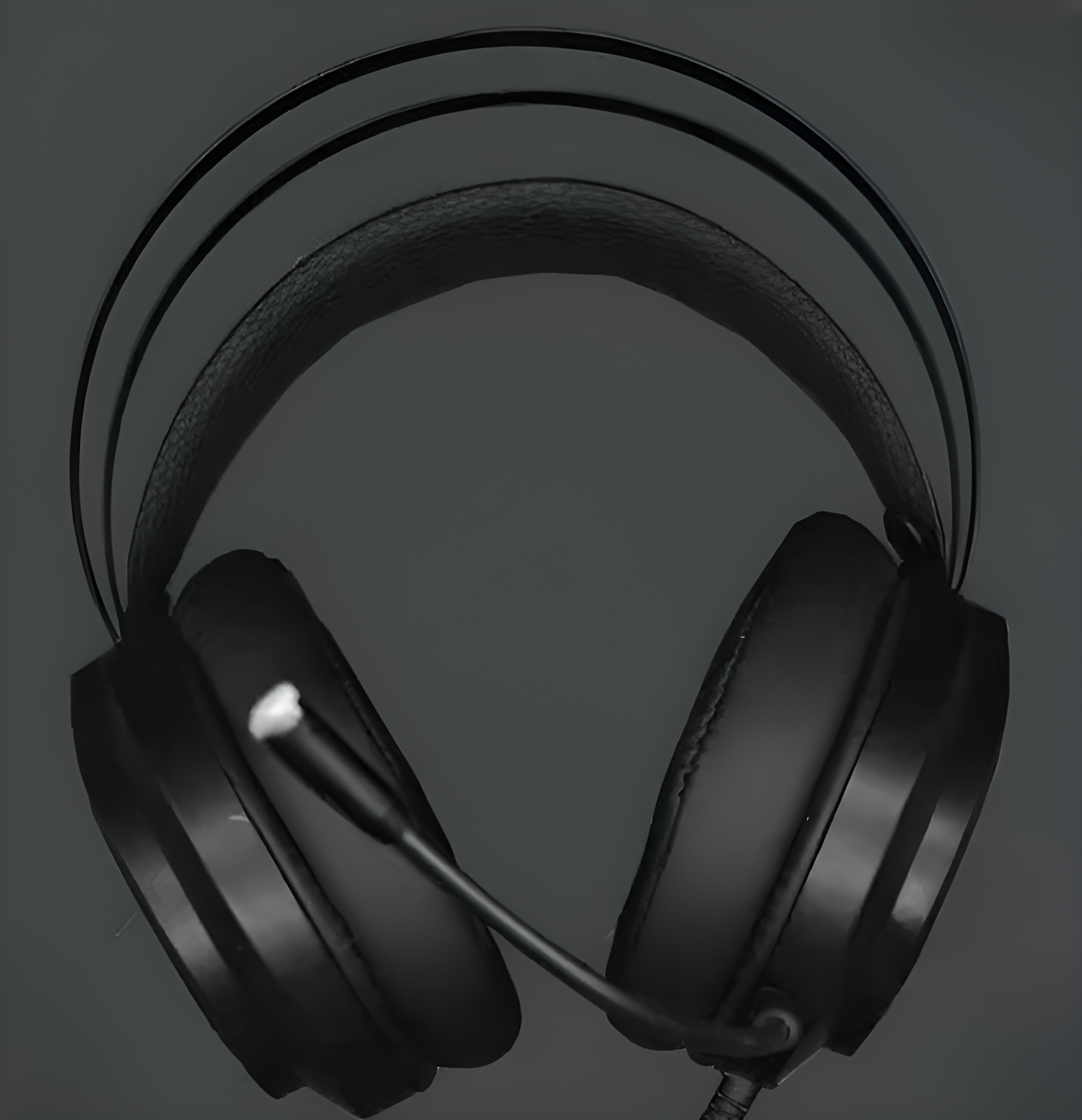 Schwarzes Gaming-Headset mit flexiblem Mikrofon und gepolsterten Ohrmuscheln, auf dunklem Hintergrund.