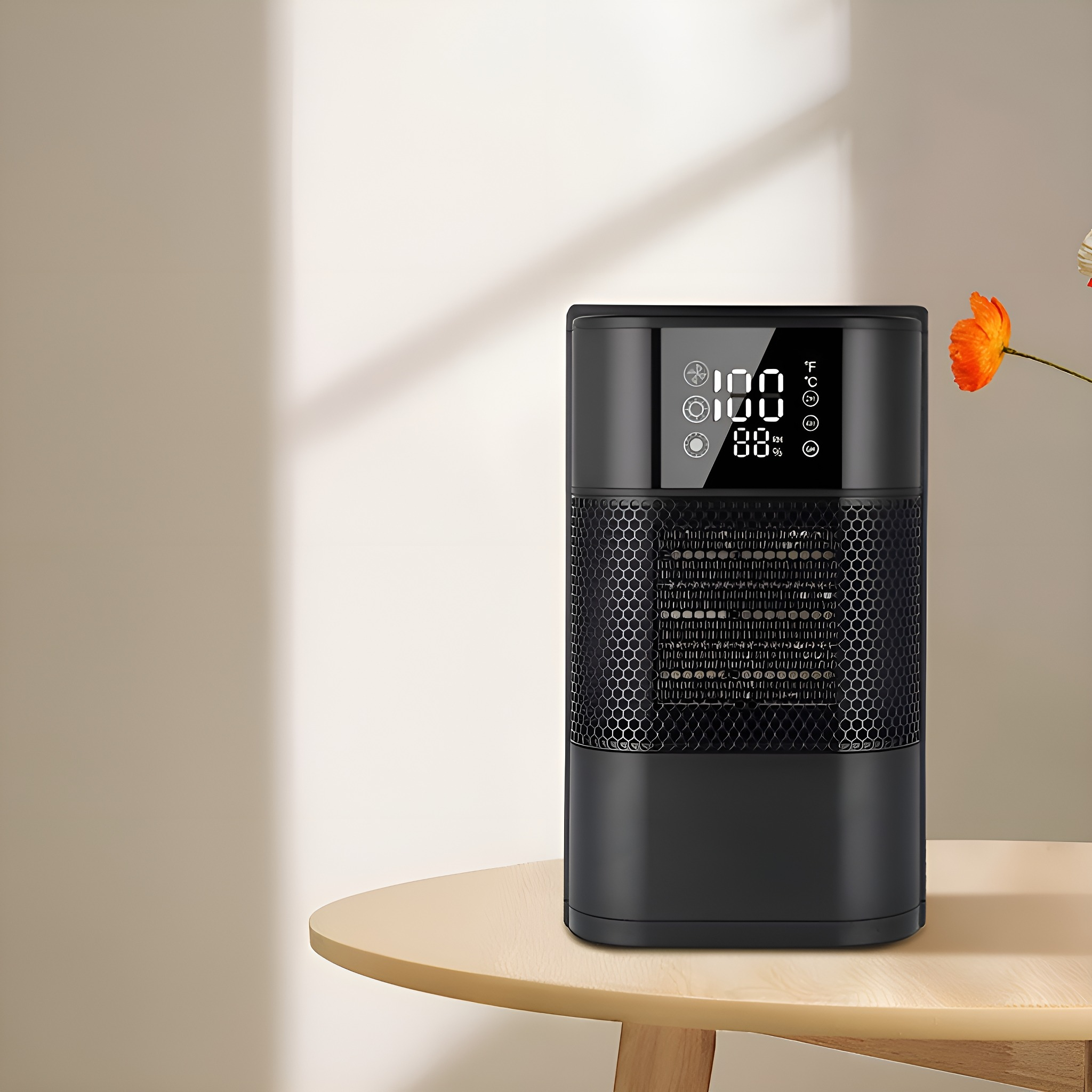 Ein schwarzer Elektroheizer mit Digitalanzeige. Er steht auf einem Holztisch mit einer Blume.