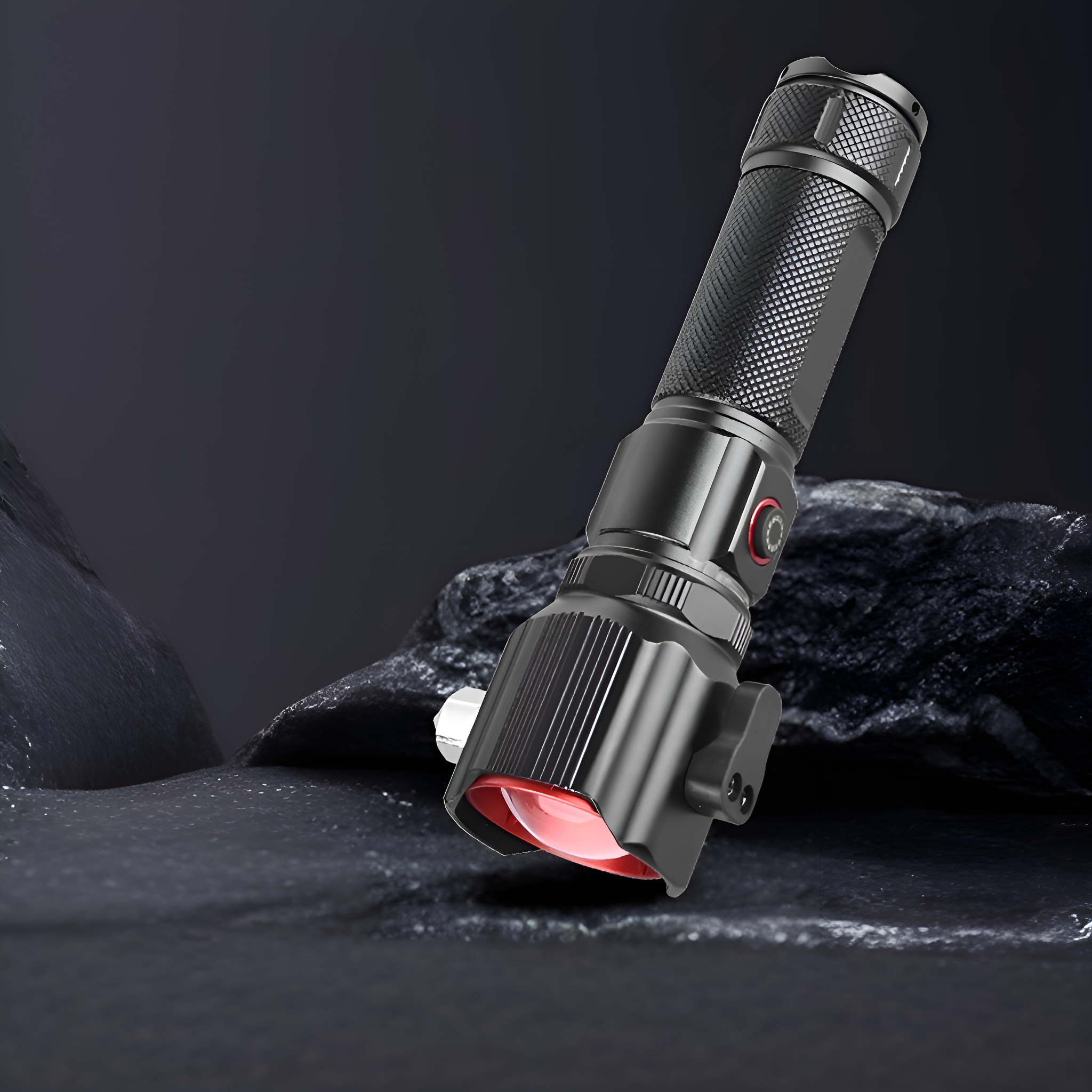 Eine schwarze Taschenlampe auf felsiger Oberfläche, die rotes Licht ausstrahlt.