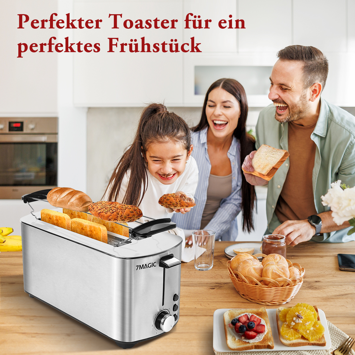 Eine Familie lacht um einen Edelstahl-Toaster mit Brot. Auf einem Tisch Toast mit Belag und ein Brotkorb.