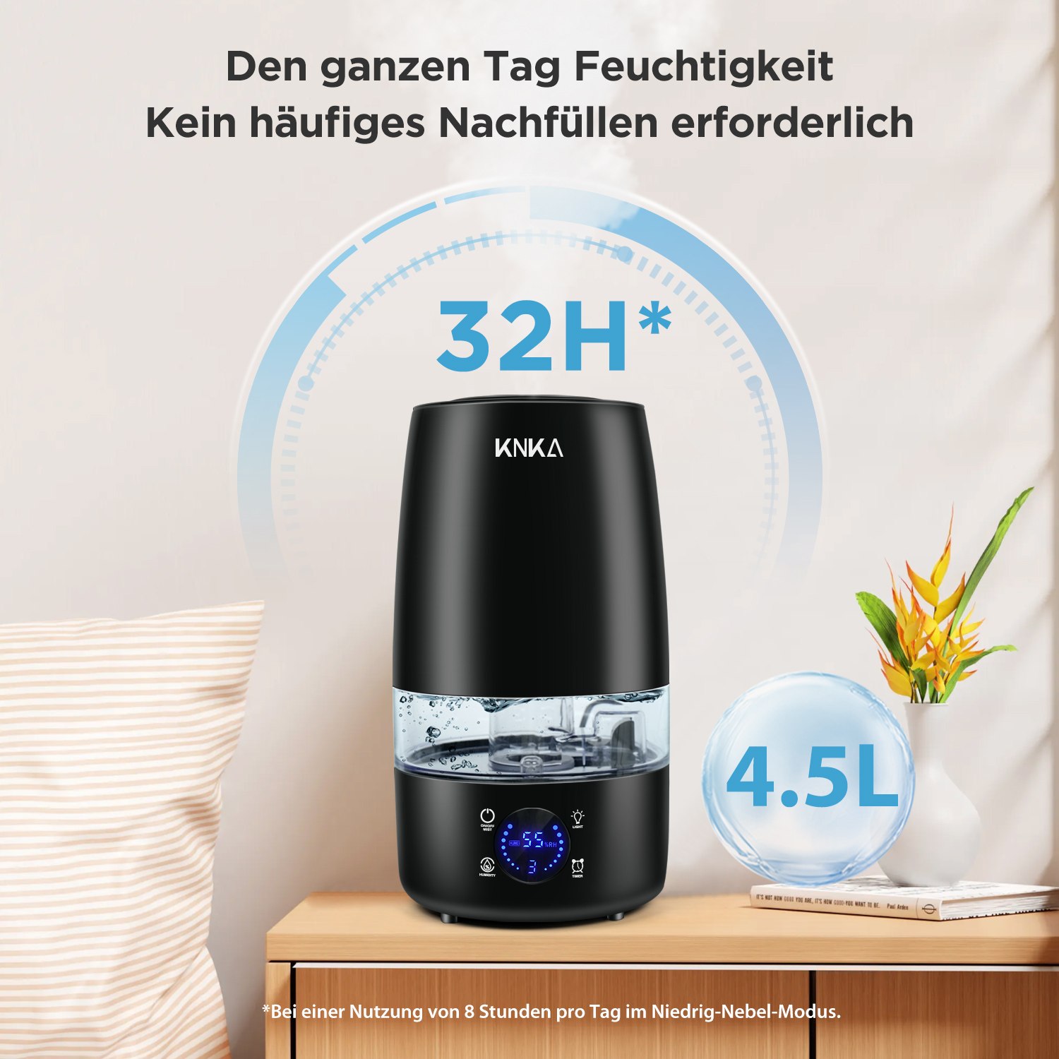 Schwarzer Luftbefeuchter mit Display, Wasser sichtbar und Text. Weiße Blumen im HG.