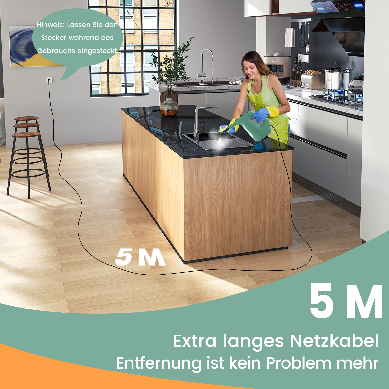 Frau in einer Küche gießt Flüssigkeit aus einem Behälter in ein Waschbecken. Ein langes Stromkabel ist auf dem Boden sichtbar.