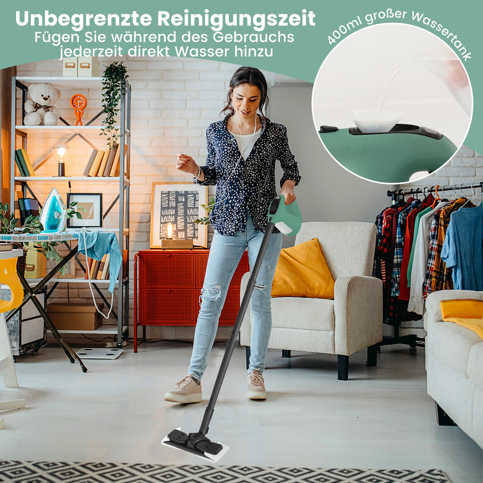 Eine Frau putzt mit einem Dampfmopp. Ein grüner und schwarzer Moppkopf. Im Hintergrund ist ein Wohnzimmer.