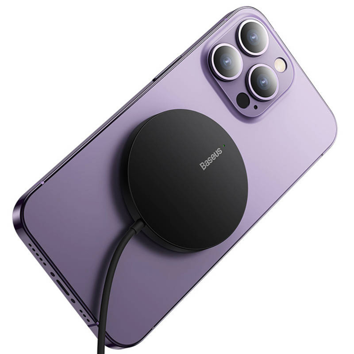Fioletowy telefon z czarną okrągłą ładowarką. Ładowarka ma logo Baseus.