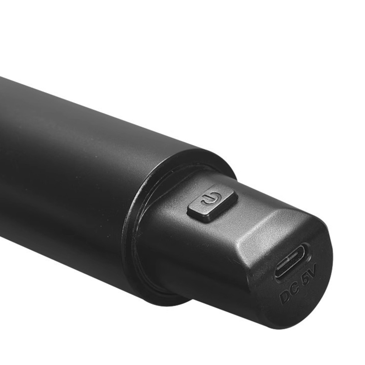 Zbliżenie czarnego cylindrycznego urządzenia z przyciskiem zasilania i portem USB.