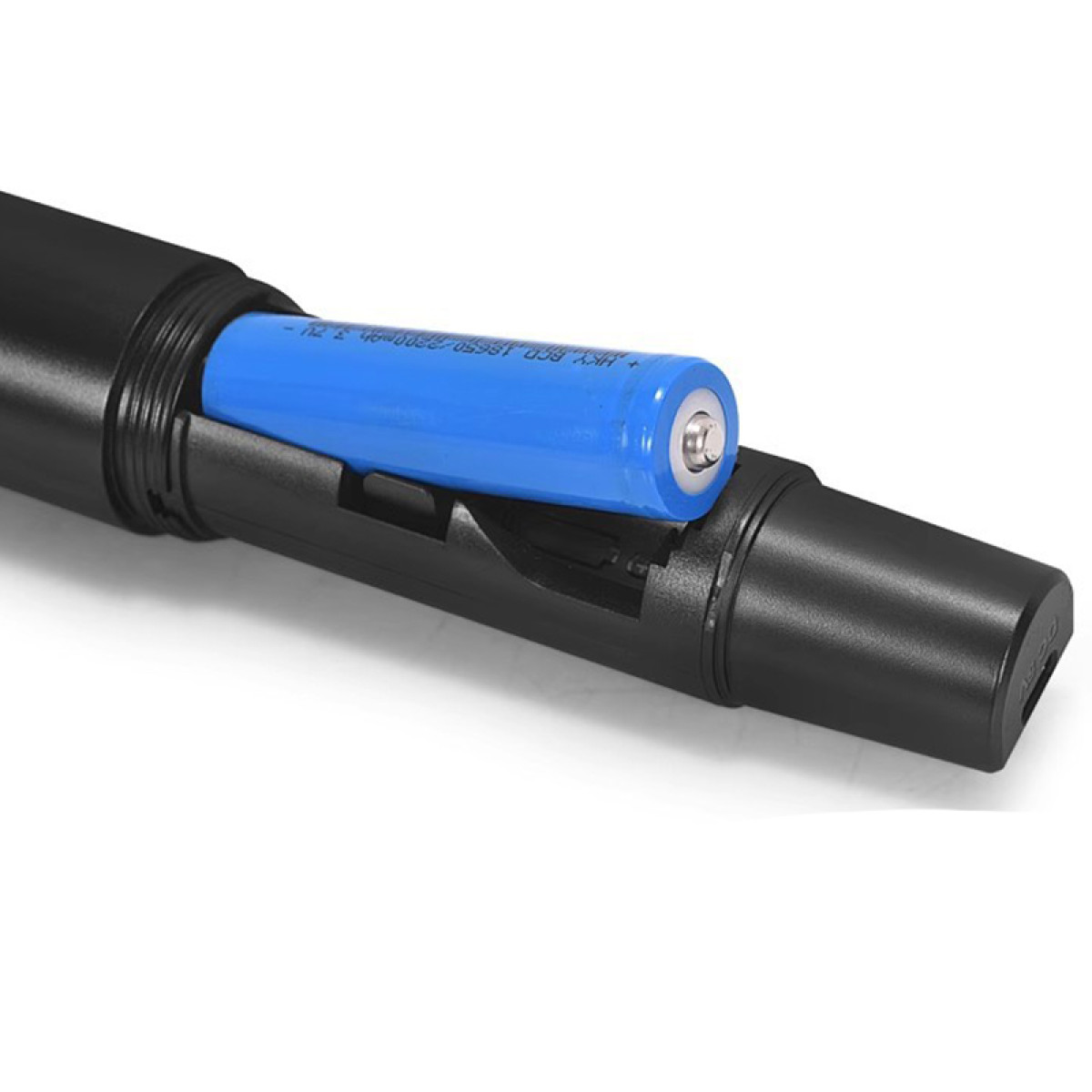 Zbliżenie pokazuje niebieską baterię wewnątrz czarnego urządzenia, z białym tłem.