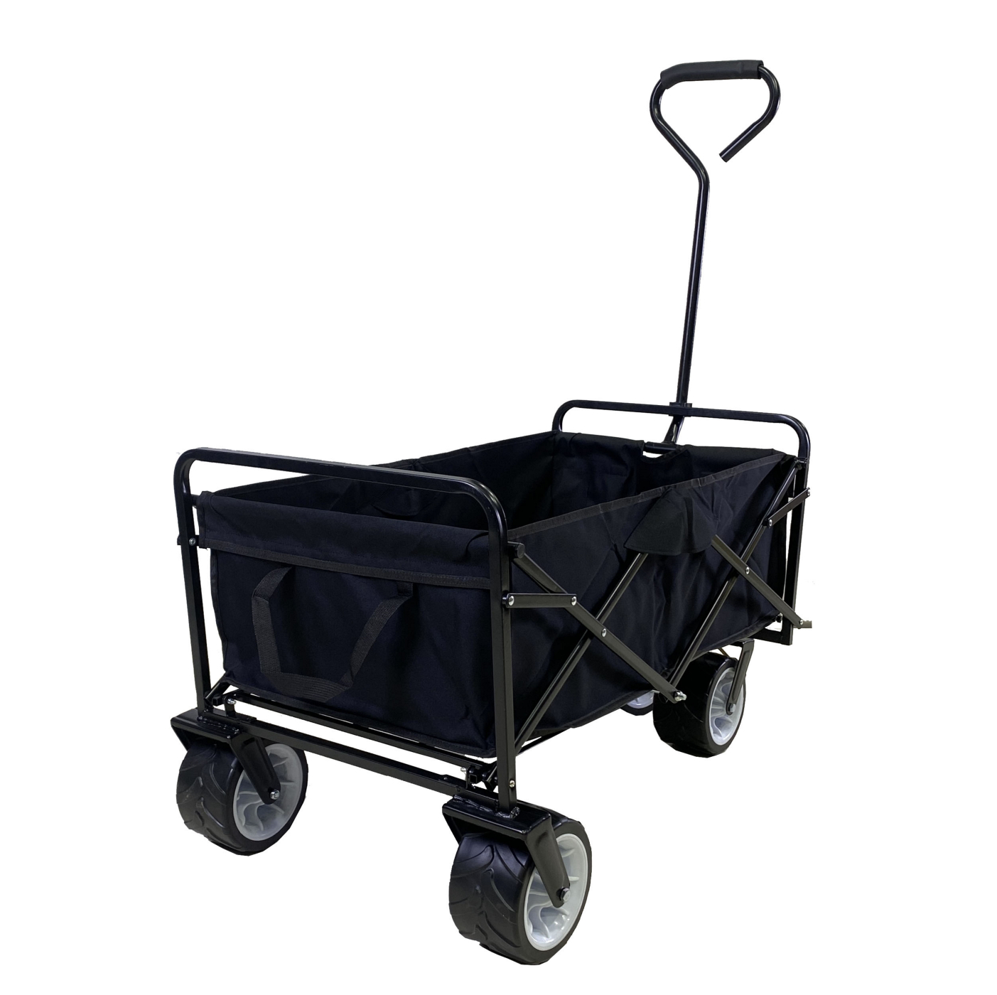 Zwarte opvouwbare wagen met grote wielen en een handvat, op een witte achtergrond.