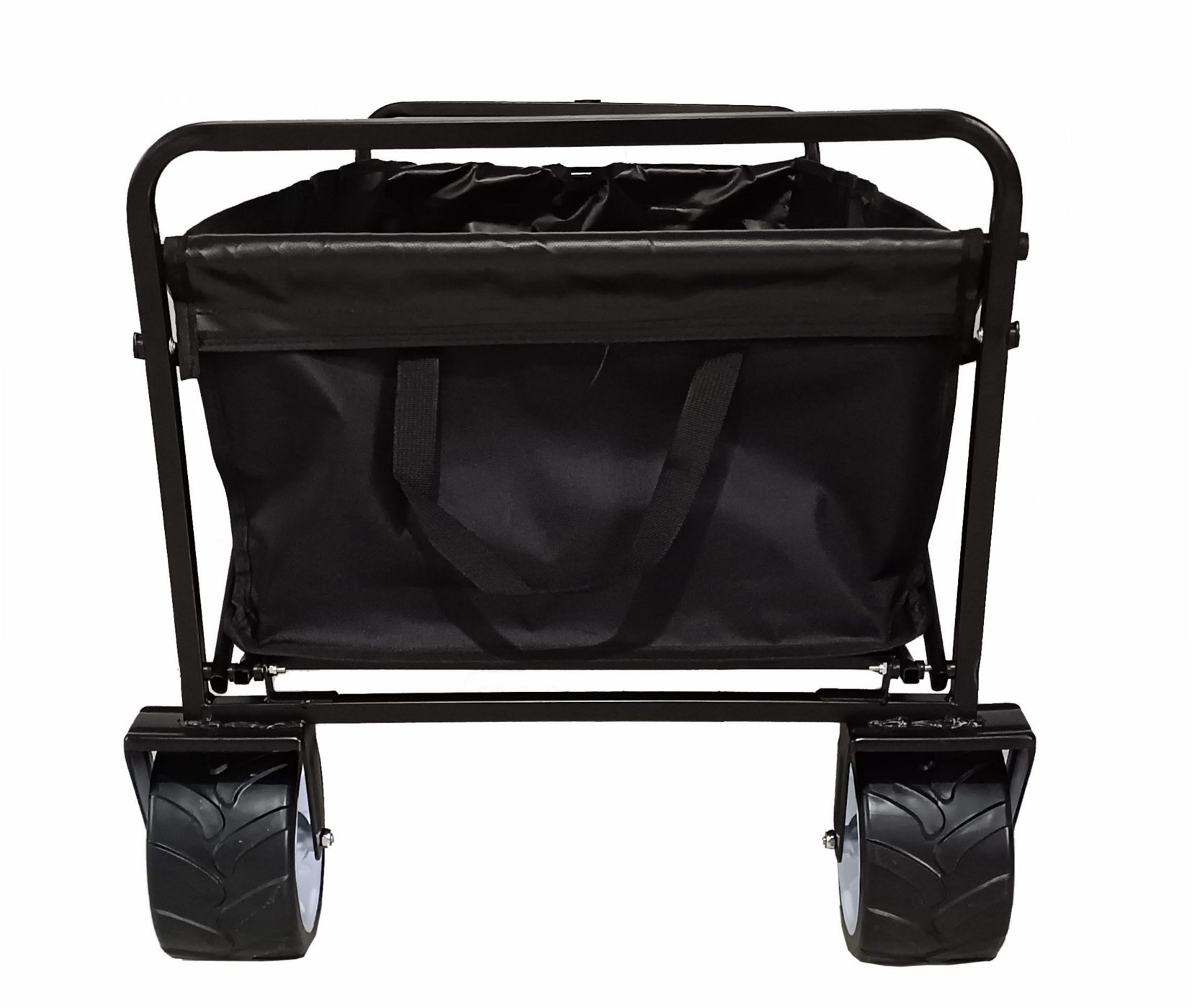 Een zwarte wagen met een zwarte stoffen tas. De wielen zijn zwart met witte velgen, tegen een witte achtergrond.