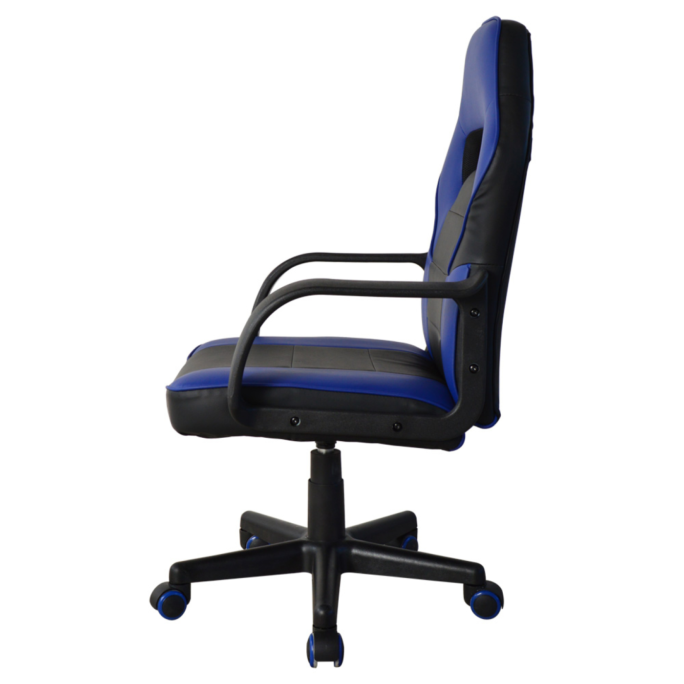 Een blauw-zwarte gamingstoel op een zwart onderstel met blauwe wielen, van opzij gezien.