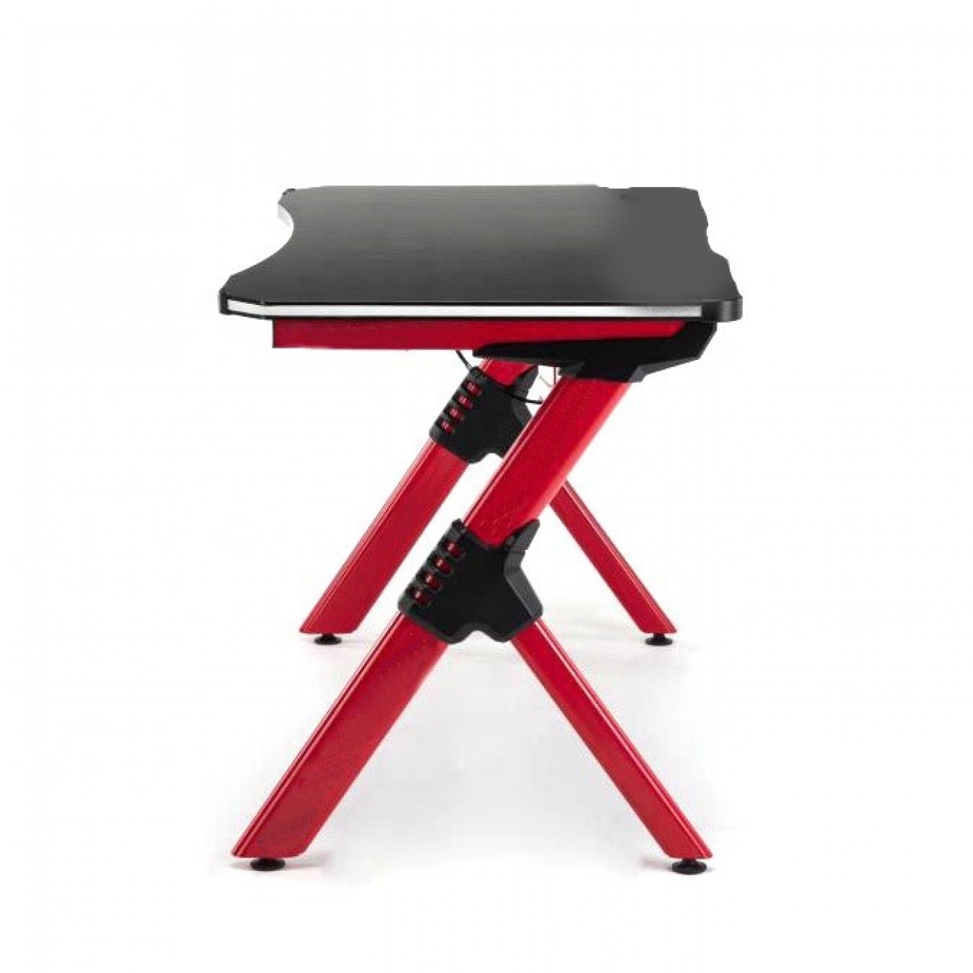 Gaming-Schreibtisch, schwarze Platte und rote Beine. Abgewinkelte Perspektive, weißer Hintergrund.