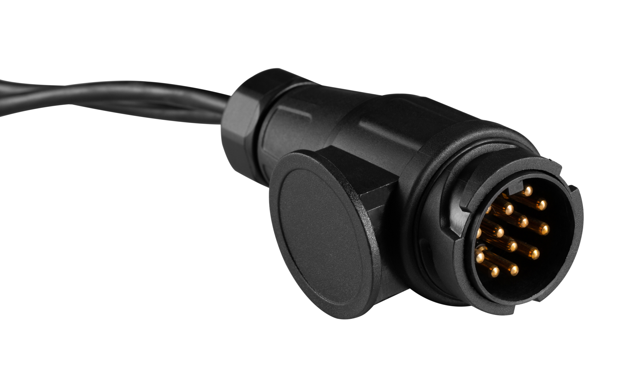 Zwarte elektrische connector met pinnen en zwarte kabel, op witte achtergrond.