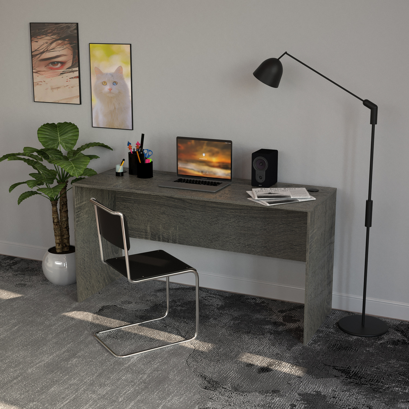 Ein grauer Schreibtisch mit Laptop, Lampe und anderen Gegenständen. Es gibt einen Stuhl und Bilder.