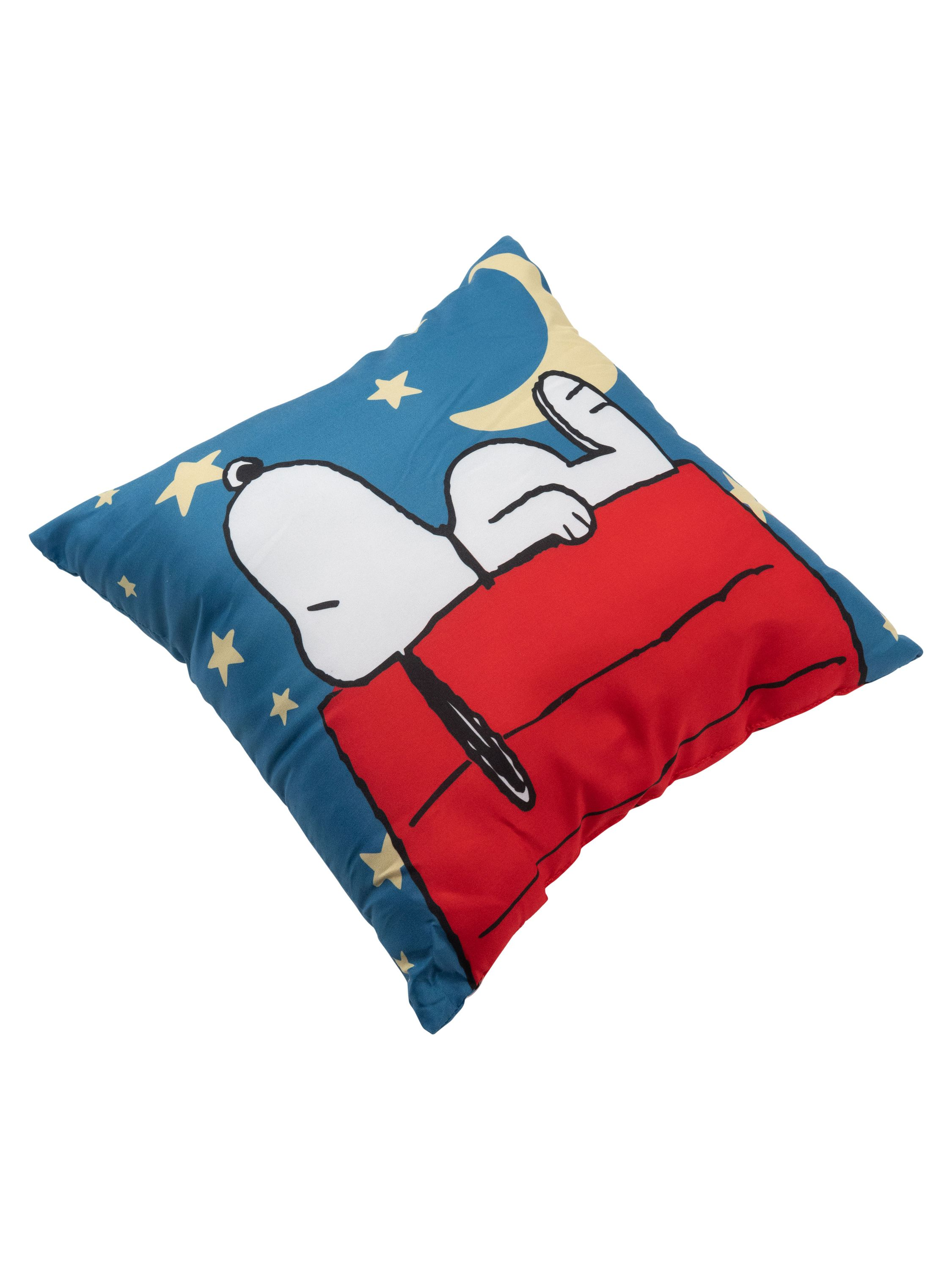 Quadratisches Kissen mit Snoopy, der auf seinem Hundehütte schläft. Nachthimmel-Hintergrund mit Sternen und Mond.