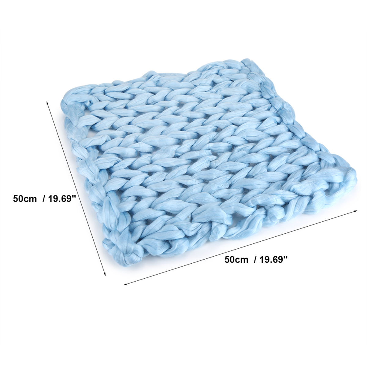 Eine hellblaue, quadratische, grob gestrickte Decke mit angegebenen Abmessungen auf Weiß.