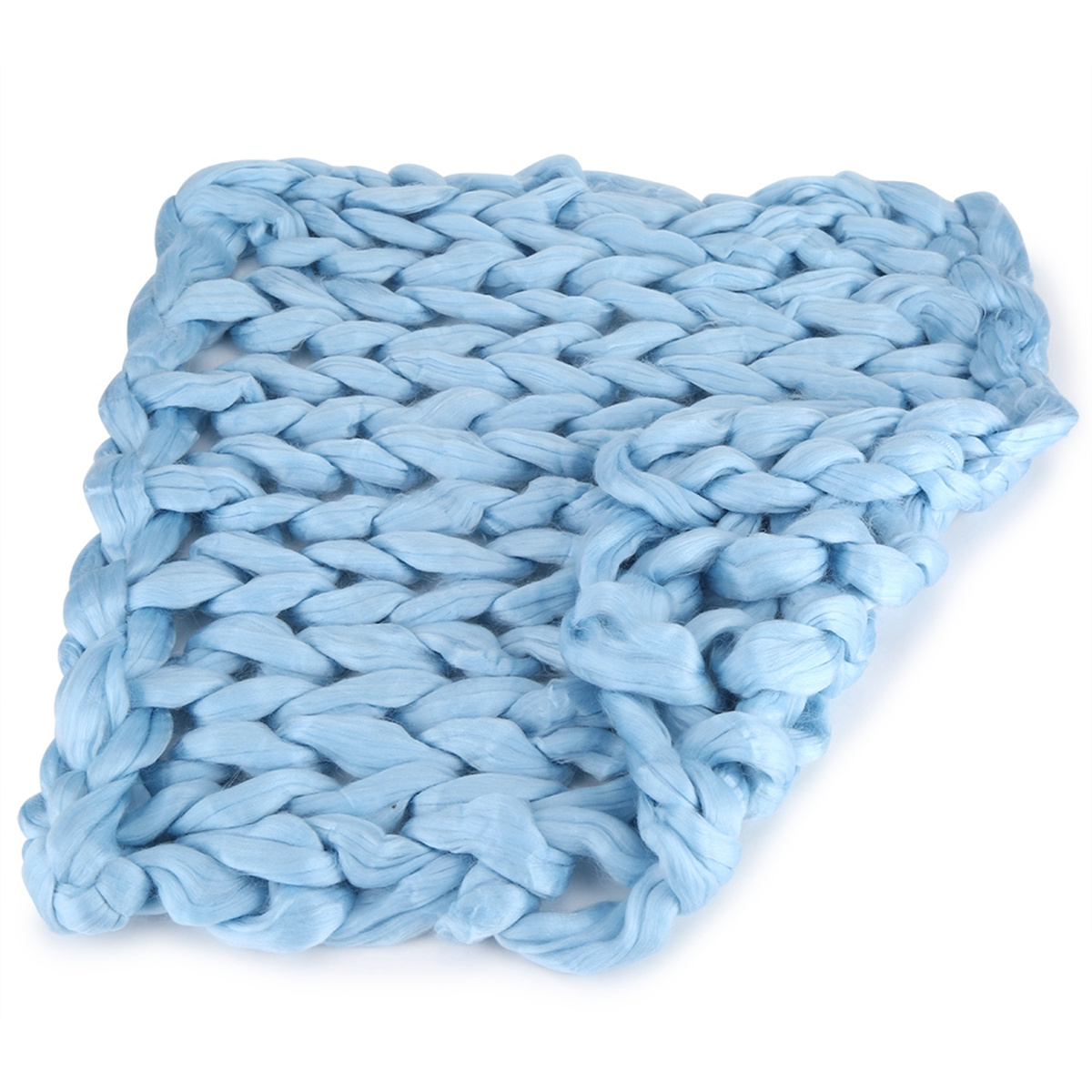 Hellblaue, grob gestrickte Decke. Die Decke ist dick und hat eine strukturierte Oberfläche.