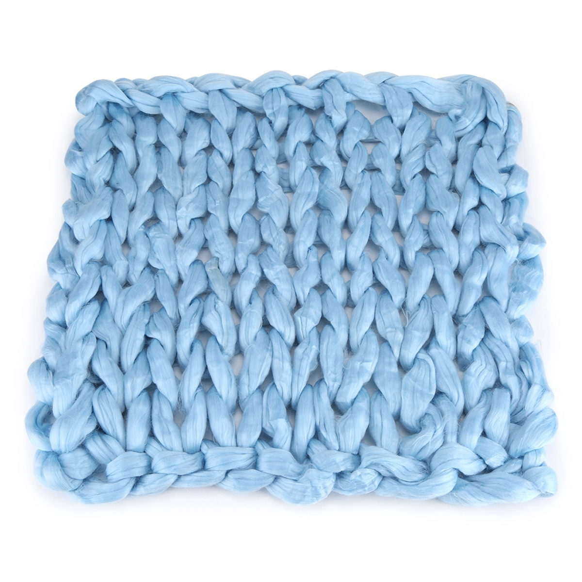 Hellblaue Strickdecke auf weißem Hintergrund.