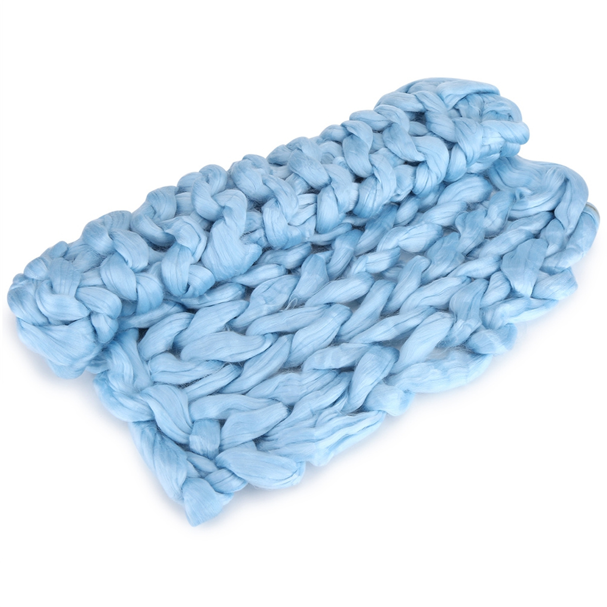 Hellblaue, grob gestrickte Decke. Die Decke ist auf weißem Hintergrund gefaltet.