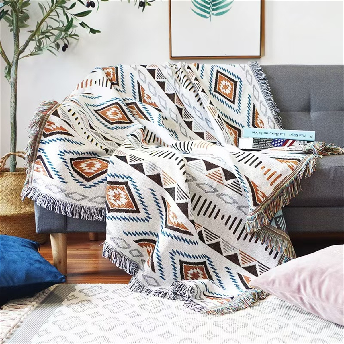 Decke mit geometrischem Muster aus Rauten, Streifen und Dreiecken. Graues Sofa und Kissen im Hintergrund.