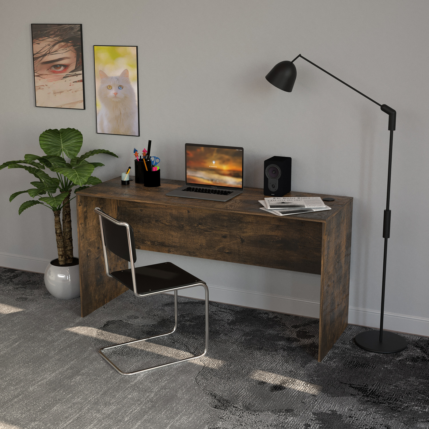 Ein Holztisch mit Laptop, Lampe und schwarzem Stuhl. Kunstwerke und eine Pflanze befinden sich ebenfalls neben dem Schreibtisch.