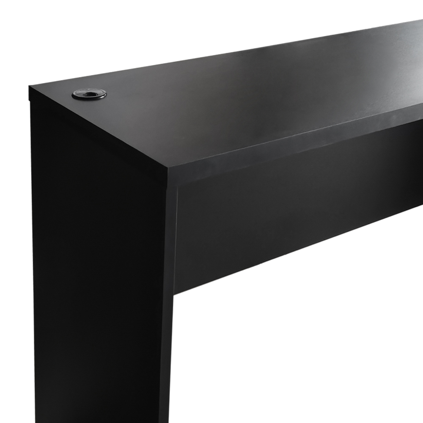Close-up van een zwart bureau met een stopcontact.